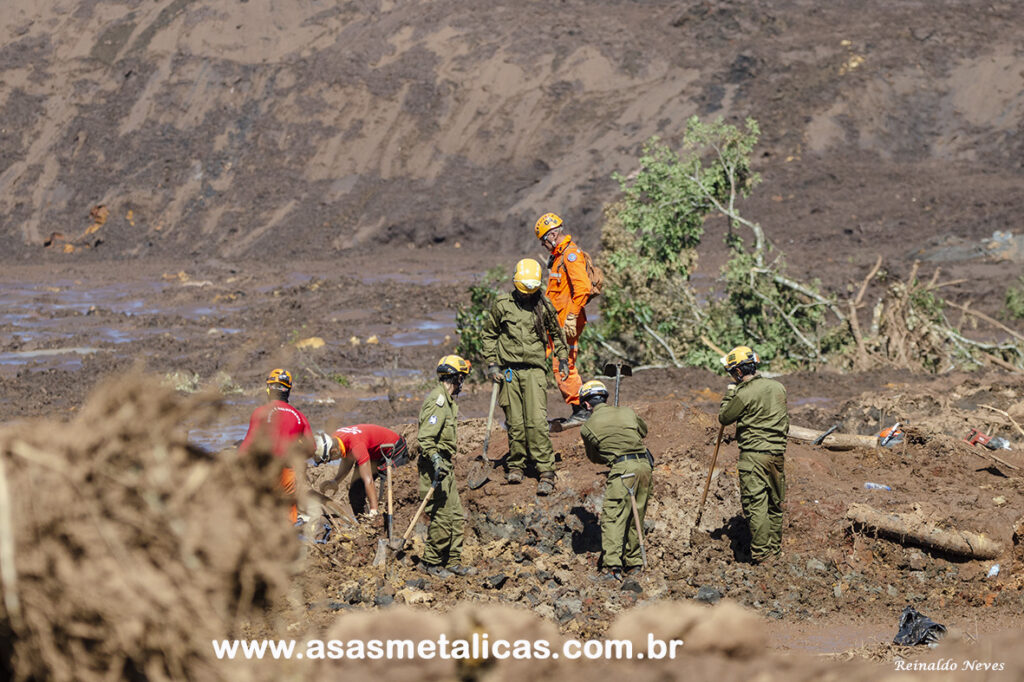 Bombeiros de Minas Gerais e israelenses